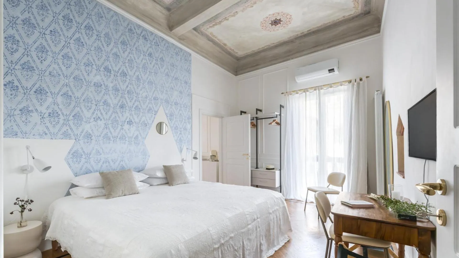 Apartments Florence - Frescoes Elegance 0*,  Italy
