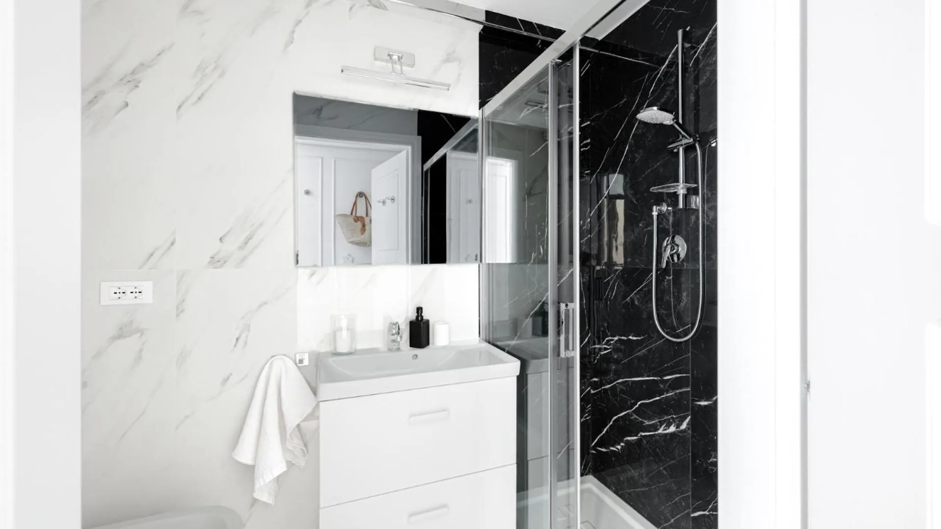 Apartments Florence - Frescoes Elegance 0*,  Italy